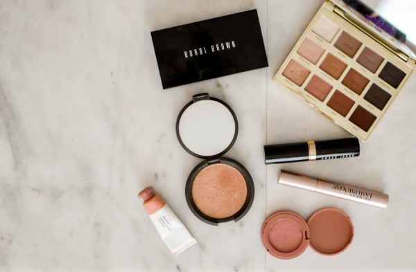 How to Apply Makeup in Few Easy Steps How to Apply Makeup in Few Easy Steps