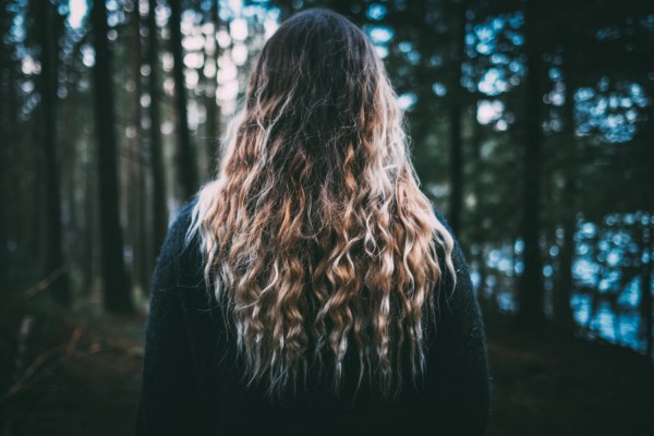 How To Tame Frizz According to Celebrity Hairstylists (And Jennifer Aniston!) How To Tame Frizz According to Celebrity Hairstylists (And Jennifer Aniston!)