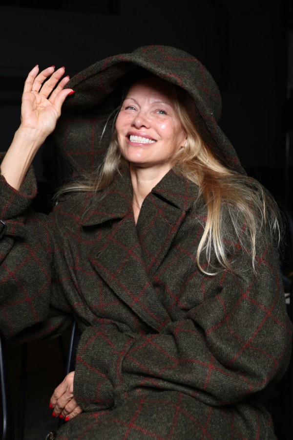 Pamela Anderson - Vivienne Westwood : Photocall - Paris Fashion Week - Womenswear Spring/Summer 2024