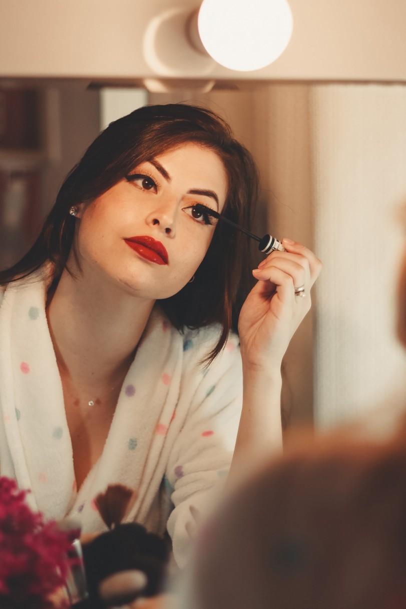 Tips to make eye makeup bigger 