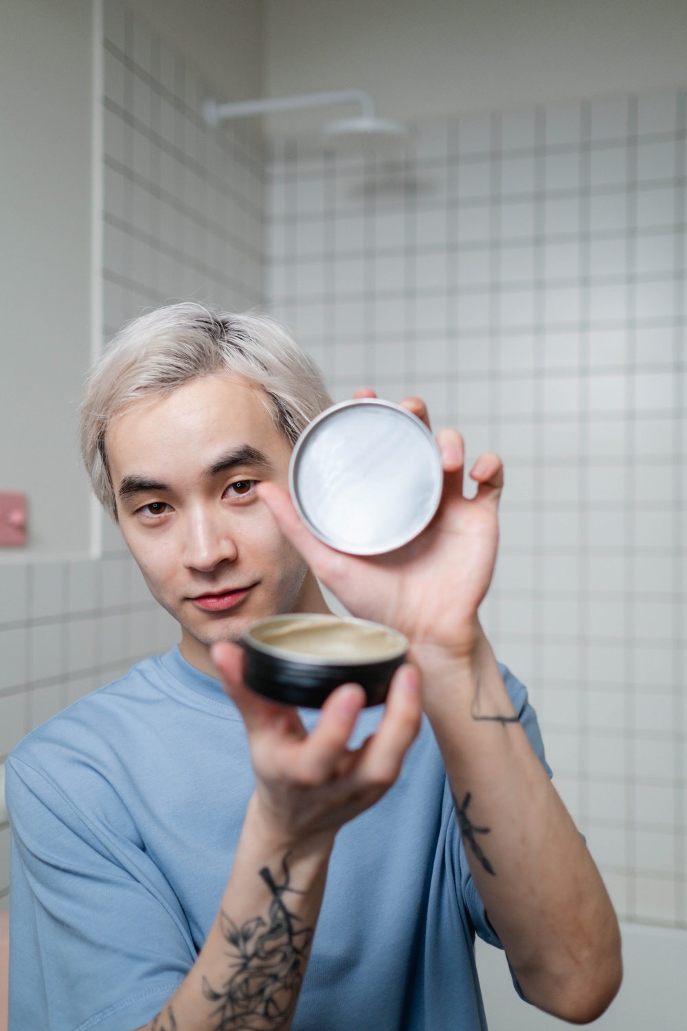 Man using pomade of some firm 