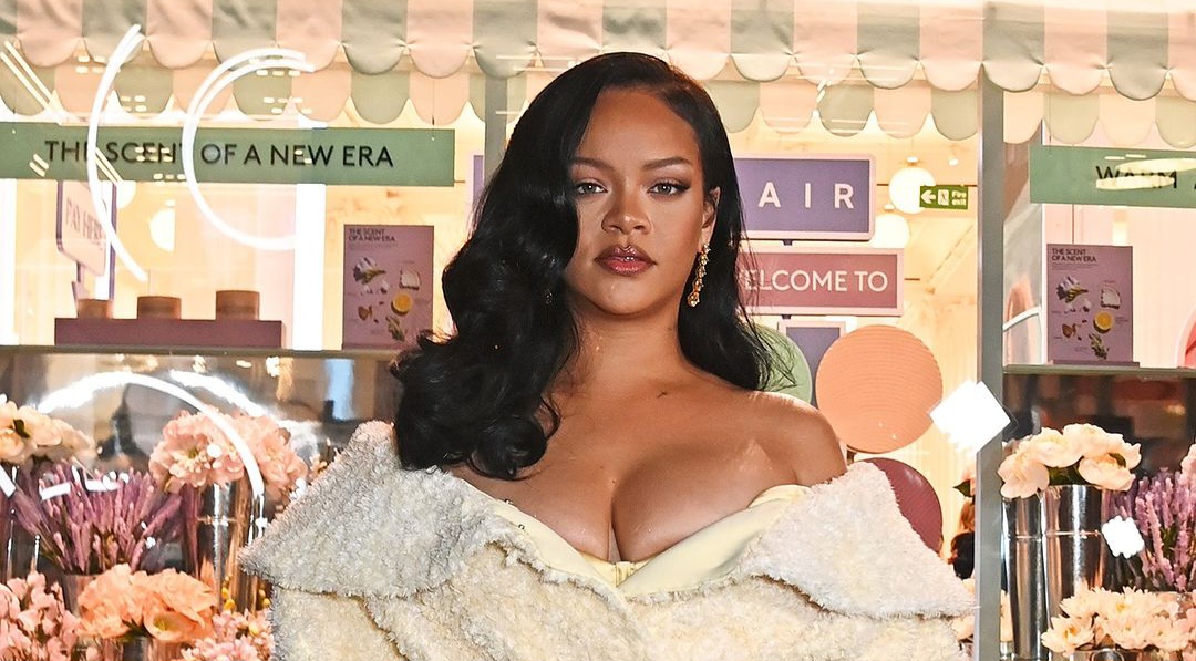 How to Achieve Rihanna's Fashion Bathrobe Look? Glam up Using These Fenty Beauty Products 