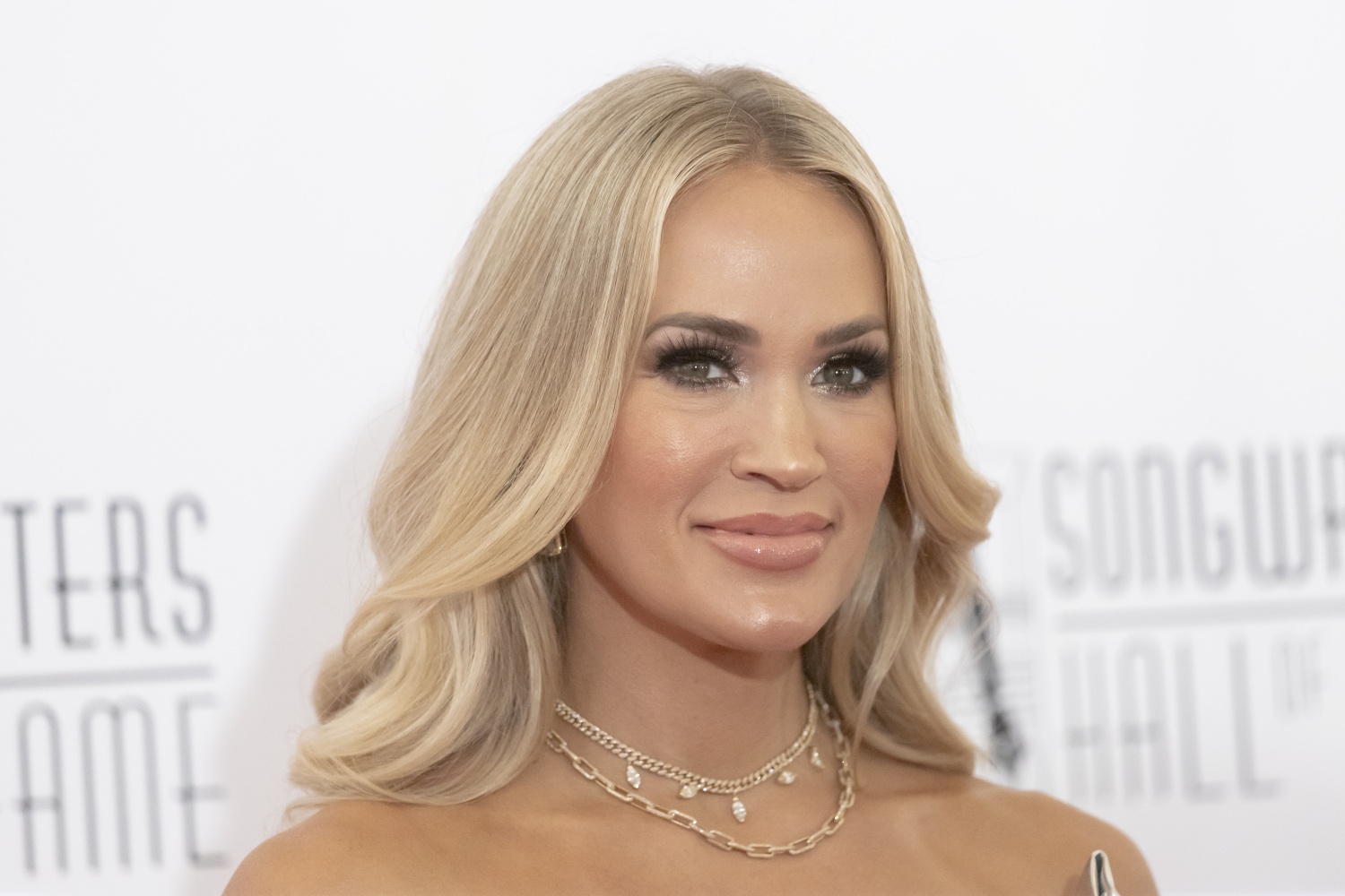 Carrie Underwood's 'Unrecognizable' Looks: Fans Call Out Singer's Obsession With Cosmetic Procedures 