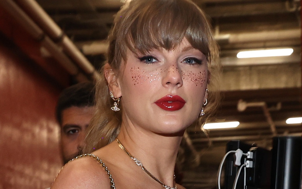 How to Recreate Taylor Swift&#039;s &#039;Glitter Makeup&#039; Using These Must-Have Items