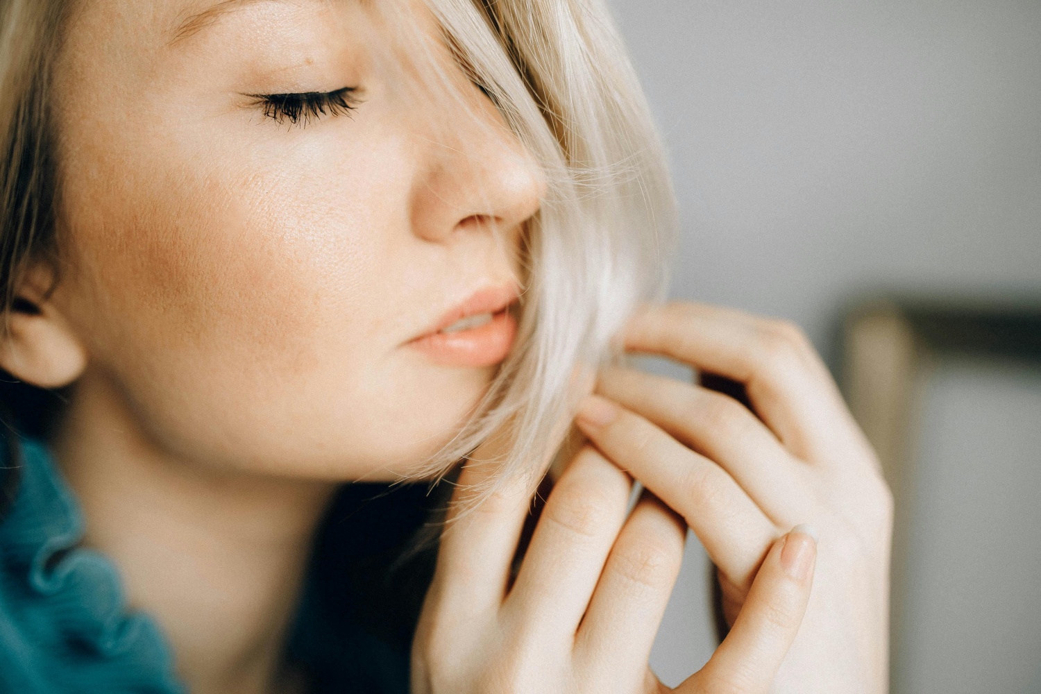 Laura Mercier Makeup Artist Reveals Brown Blush Is Secret to Have Natural &#039;Sun-Kissed&#039; Look