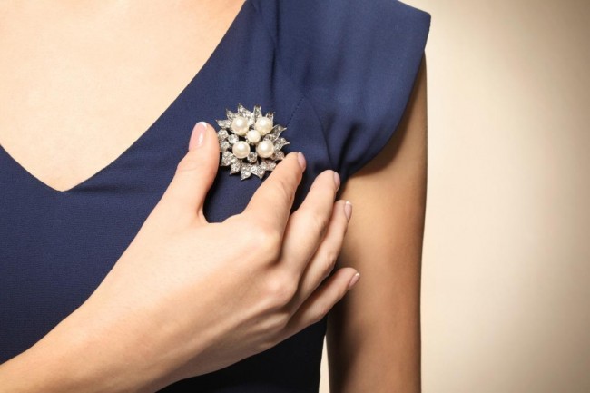 Pins and Things: 7 Awesome Ways to Wear Pins, Buttons, Brooches, and ...
