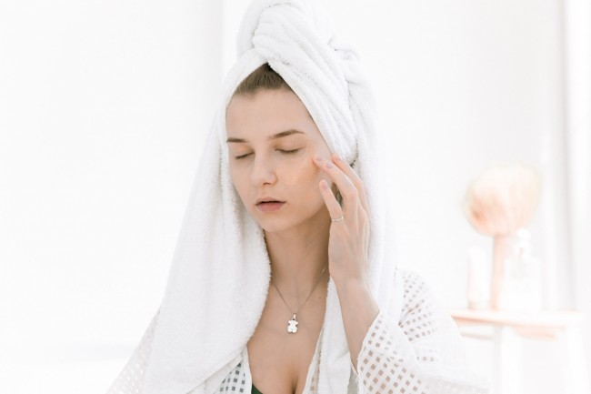 Dermatologists Recommend These Soothing Moisturizers To Avoid Dry and Sensitive Skin in the Winter