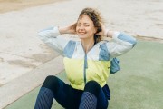 woman doing sit ups