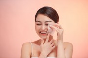 Oil Blotting Paper vs. Rollers: Which is Better?